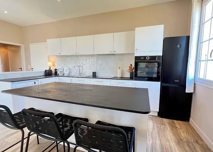 Superbe A Deux Pas Des Commerces Avec Jardin